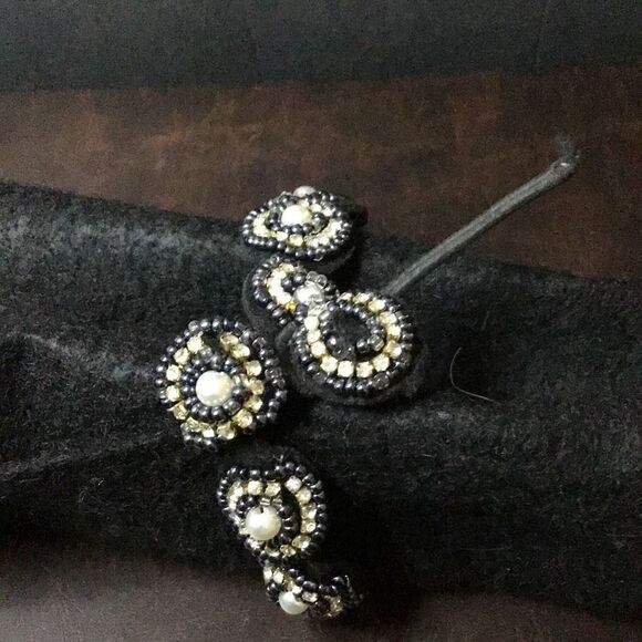 Beautiful beaded disc tie up bracelet - Picture 1 of 2